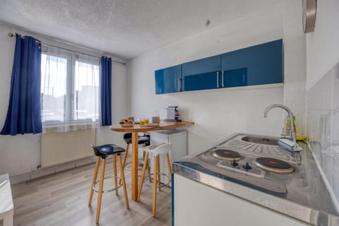 Kitchen or kitchenette, Dining area, minibar, pet friendly, stove