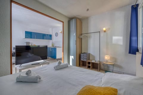 Bed, TV and multimedia, Photo of the whole room, Bedroom, hair dresser, towels