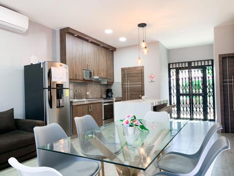 Kitchen or kitchenette, Living room, Seating area, Dining area, oven, pet friendly, stove, air conditioner