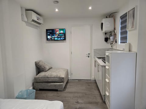 Rooms available in a Luxury and stylish shared 3 bedroom house in Greenhithe, 11mins walk to Greenhithe Train Station, 7 mins drive to Bluewater shopping mall Vacation rental in Dartford