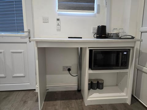 Rooms available in a Luxury and stylish shared 3 bedroom house in Greenhithe, 11mins walk to Greenhithe Train Station, 7 mins drive to Bluewater shopping mall Vacation rental in Dartford