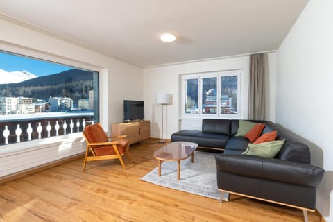 Communal lounge/ TV room, Natural landscape, TV and multimedia, View (from property/room), Balcony/Terrace, Living room, Seating area, Evening entertainment, Mountain view