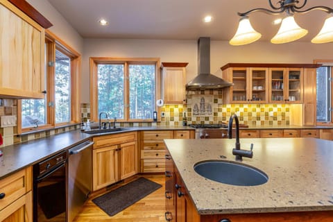 Sunriver Riverfront Escape Spacious 4 Bedroom Home with River Access and Pet-Friendly Features House in Three Rivers