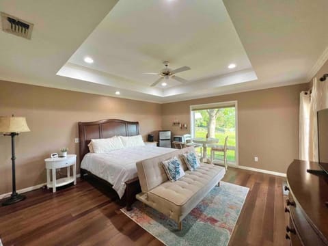 Shaded Oaks Suite Luxury Stay by the Golf Course House in Temple