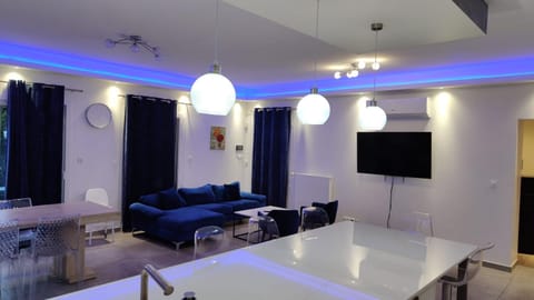 Communal lounge/ TV room, TV and multimedia, Living room, Seating area