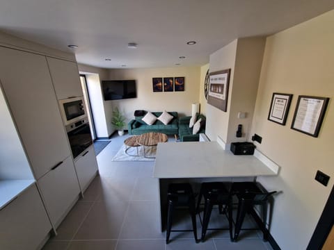 TV and multimedia, Kitchen or kitchenette, Living room, Seating area, Dining area