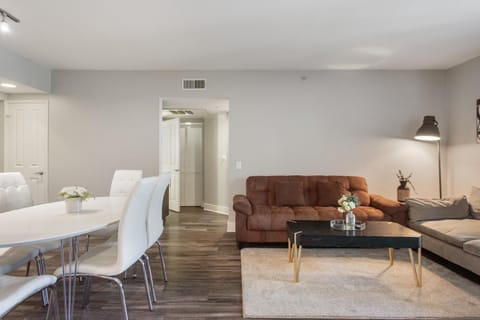 Modern Santa Monica 2Bedrooms with Jacuzzi &Parking Capsule hotel in Santa Monica