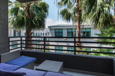 Modern Santa Monica 2Bedrooms with Jacuzzi &Parking Capsule hotel in Santa Monica