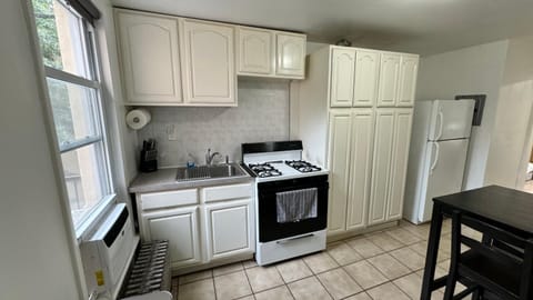 Kitchen or kitchenette, Dining area, oven, stove