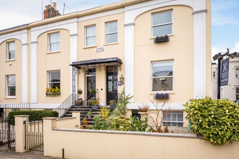 Crossways Guest House Bed and Breakfast in Cheltenham