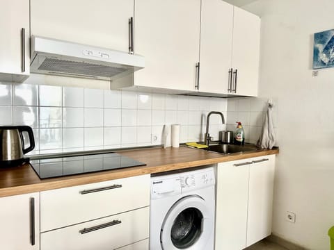 Coffee/tea facilities, Kitchen or kitchenette, oven, stove, washing machine