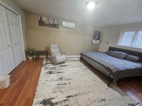 Photo of the whole room, Bedroom