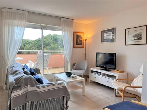 Appt climatisé 3 pièces - 6 pers - Terrasse, parking à 200m de la plage - FR-1-251-845 Apartment in Le Lavandou