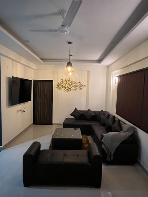 Communal lounge/ TV room, Living room, Seating area, Evening entertainment