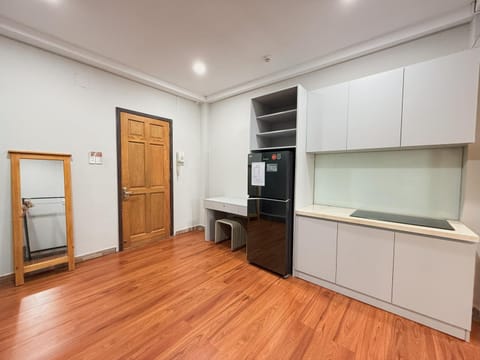 Kitchen or kitchenette, minibar, oven, stove