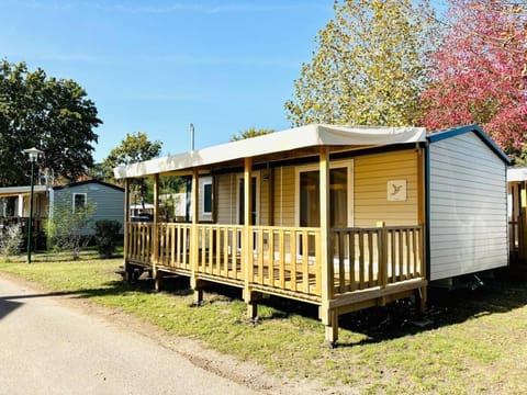 Le Nid des Viviers - Bungalow au bord de l'eau Campground/ 
RV Resort in Lege-Cap-Ferret