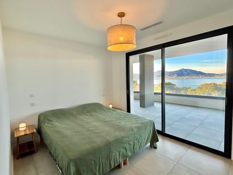 Photo of the whole room, Bedroom, Sea view