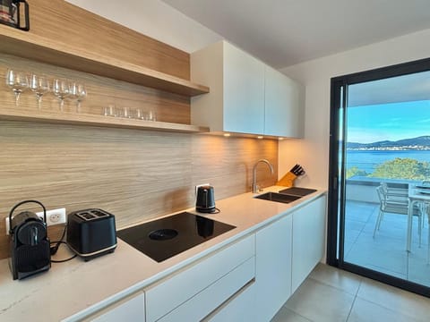 Kitchen or kitchenette, Sea view