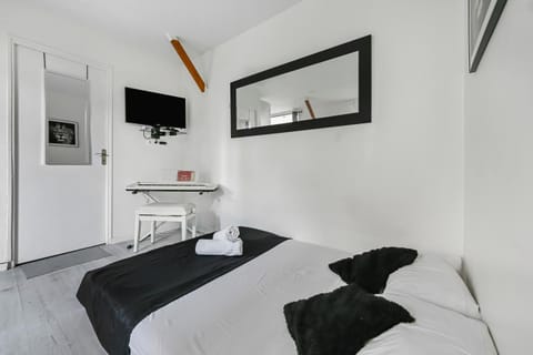 Bed, TV and multimedia, Photo of the whole room, Bedroom