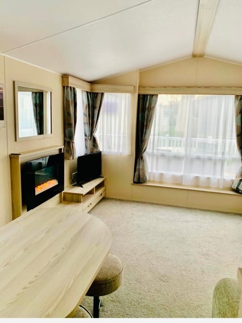 NEW FOREST Hoburne Bashley Spacious Holiday Caravan Sycamore 201 Sleeps 6, BH255QR Park Facilities available Campground/ 
RV Resort in New Milton