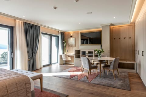 Photo of the whole room, Seating area, Bedroom