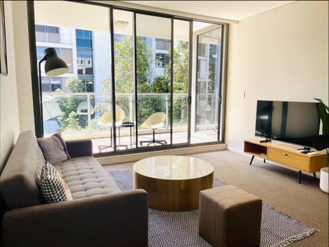 Cozy Zetland 2 bedroom apt with pool, gym and parking Apartment in Joynton Park