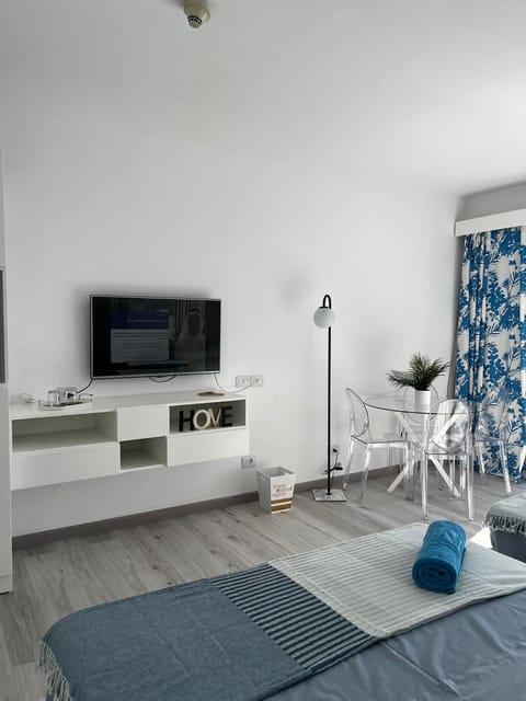 TV and multimedia, Photo of the whole room, Bedroom