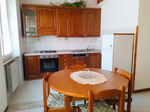 Kitchen or kitchenette, Dining area, stove