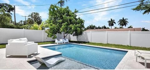 102nd Ave. 5 Bedroom 4 Bath Salt Water Pool Private Yard Walk to Mercato_Pickleball Championships Casa in Naples Park