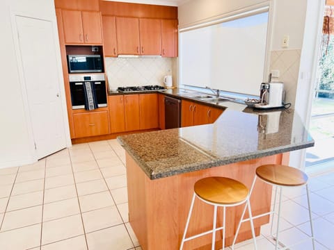 Coffee/tea facilities, Kitchen or kitchenette, dishwasher, oven, stove, kitchen