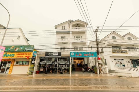 Property building, Day, Neighbourhood, City view, Street view, Location