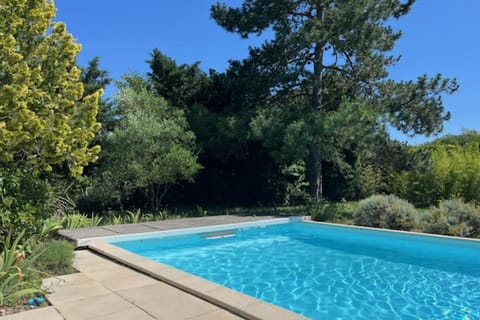 Beautiful family home in Saumane-de-Vaucluse House in L'Isle-sur-la-Sorgue