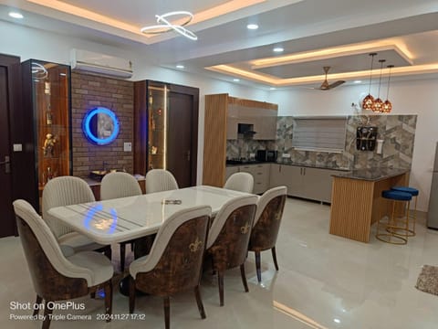 Kitchen or kitchenette, Dining area, stove