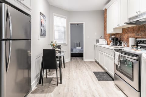 Sleeps 6 - Boutique 2BR Apartment on James St N Apartment in Hamilton