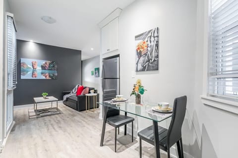 Sleeps 6 - Boutique 2BR Apartment on James St N Apartment in Hamilton