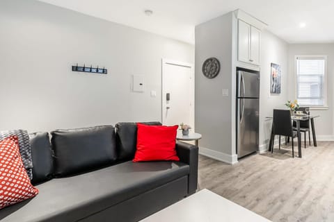 Sleeps 6 - Boutique 2BR Apartment on James St N Apartment in Hamilton