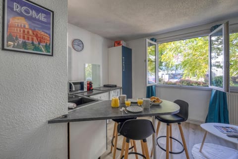 Food and drinks, Dining area, Food