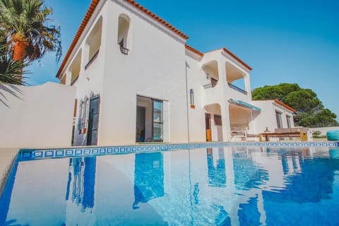 Property building, Day, Pool view, Swimming pool, sunbed