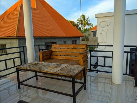 Fenced House of 3 BEDROOMS,BIG SITTING ROOM,KITCHEN ,PARKING WITH SWIMMING POOL House in City of Dar es Salaam