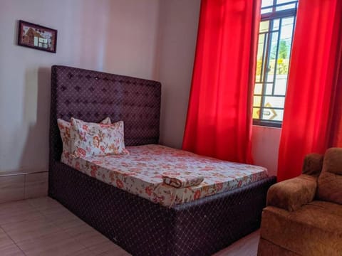 Fenced House of 3 BEDROOMS,BIG SITTING ROOM,KITCHEN ,PARKING WITH SWIMMING POOL House in City of Dar es Salaam