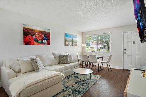 2B1B Stylish Haven - Pool and Parking Apartment in Tempe