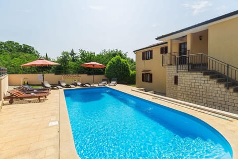 Traumhaftes Apartment nur 250 Meter zum Strand mit Meerblick, Pool, Grillbereich, Privatparkplatz Apartment in Poreč