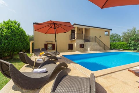 Traumhaftes Apartment nur 250 Meter zum Strand mit Meerblick, Pool, Grillbereich, Privatparkplatz Apartment in Poreč