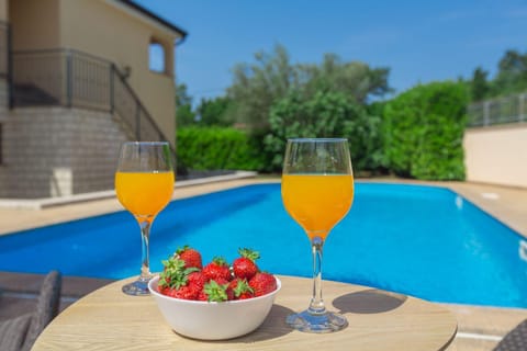 Traumhaftes Apartment nur 250 Meter zum Strand mit Meerblick, Pool, Grillbereich, Privatparkplatz Apartment in Poreč