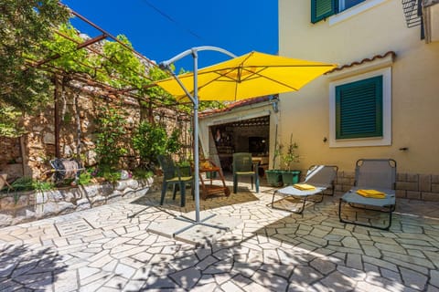 Mediterranes Ferienhaus mit Meerblick, Aussendusche, Liegen, Grill, Waschmaschine - Haustiere erlaubt House in Crikvenica