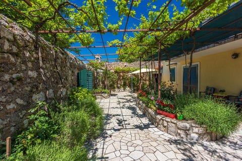 Mediterranes Ferienhaus mit Meerblick, Aussendusche, Liegen, Grill, Waschmaschine - Haustiere erlaubt House in Crikvenica