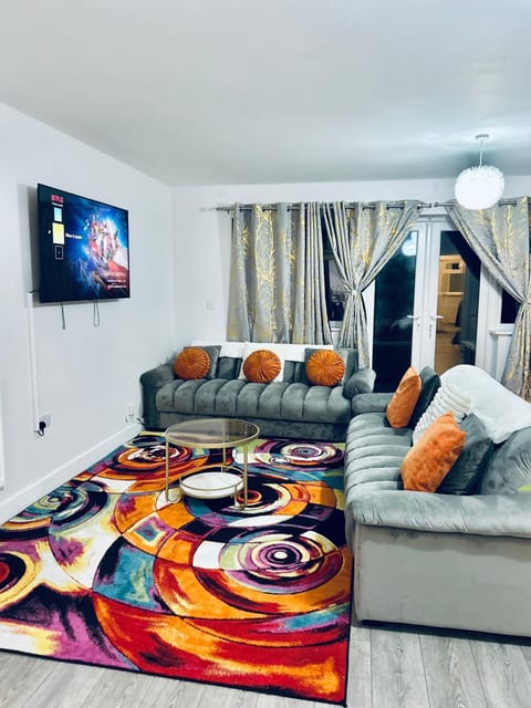 Communal lounge/ TV room, TV and multimedia, Living room, Seating area, Evening entertainment