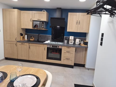 Coffee/tea facilities, Kitchen or kitchenette, dishwasher, oven, stove, toaster