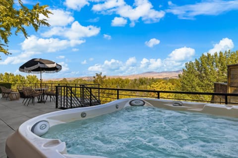 Boise Boys "View House", Sauna, Hot Tub, Centrally Located! Mountain and City Views! Villa in Boise