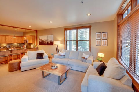 Less Than 1 Mi to Silver Mountain Luxury Condo with Views Apartamento in Kellogg